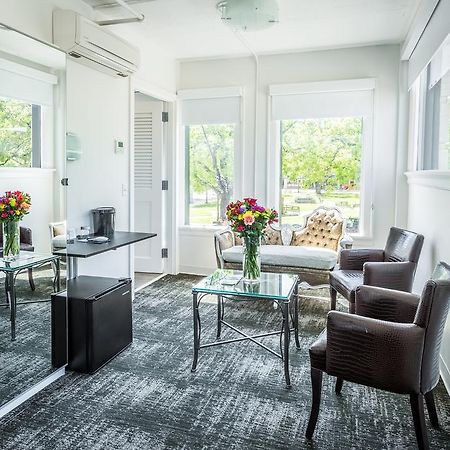 Park Plaza Hotel Сегиин Екстериор снимка