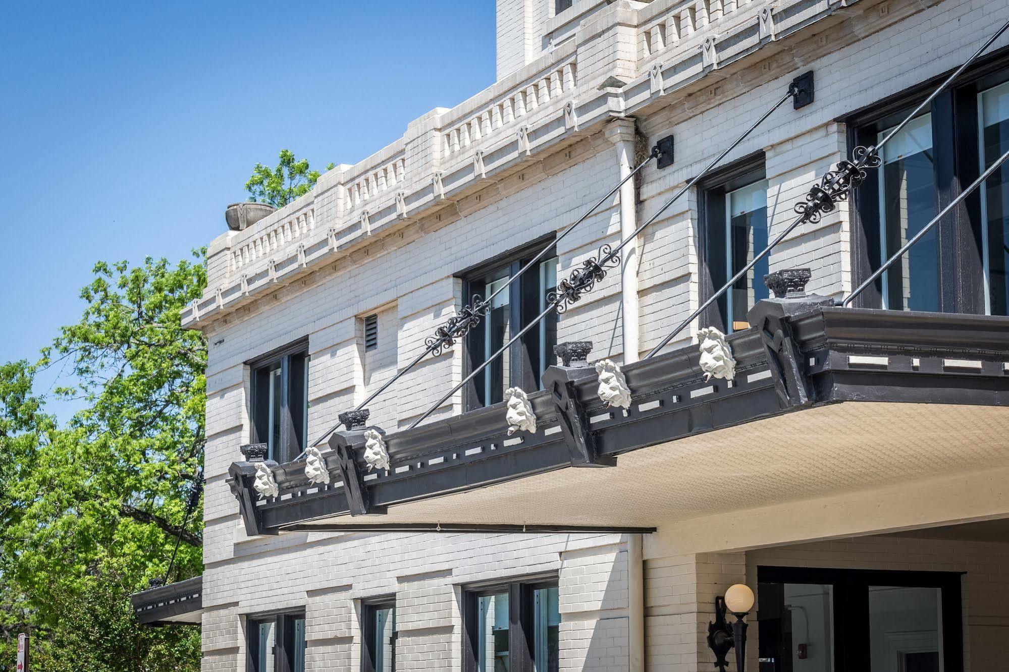 Park Plaza Hotel Сегиин Екстериор снимка