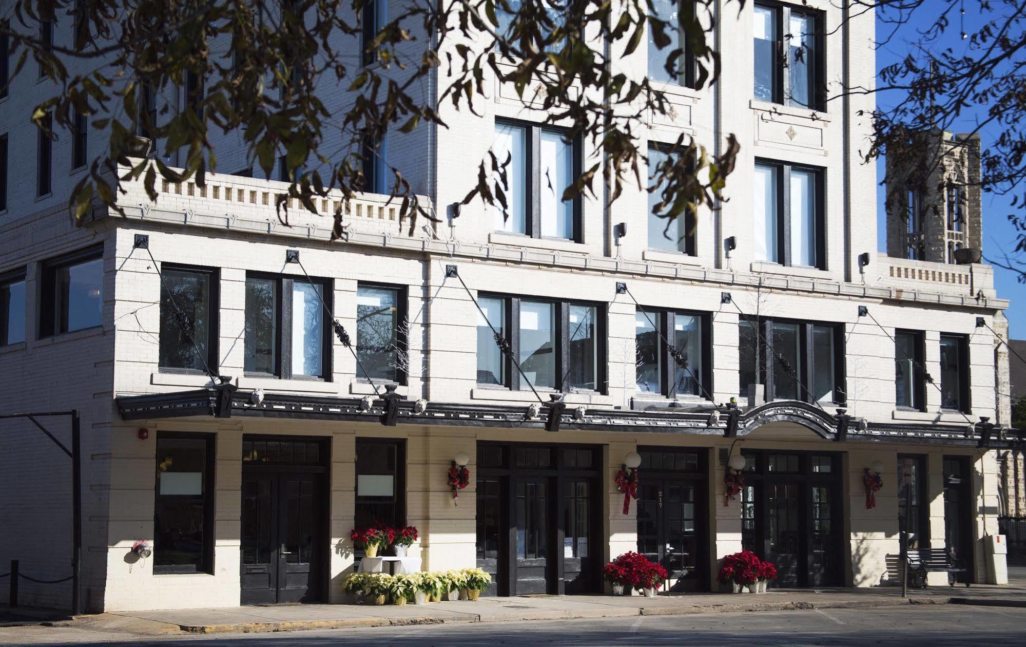 Park Plaza Hotel Сегиин Екстериор снимка